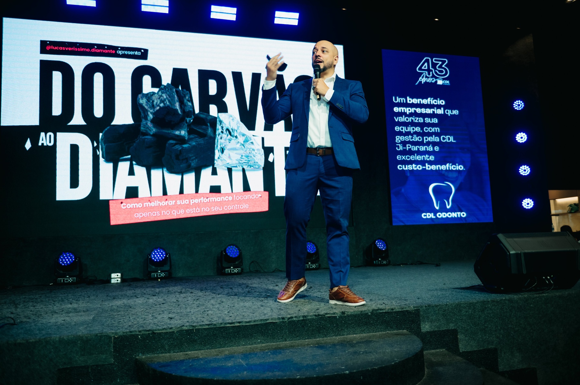 Lucas Veríssimo em palco durante palestra