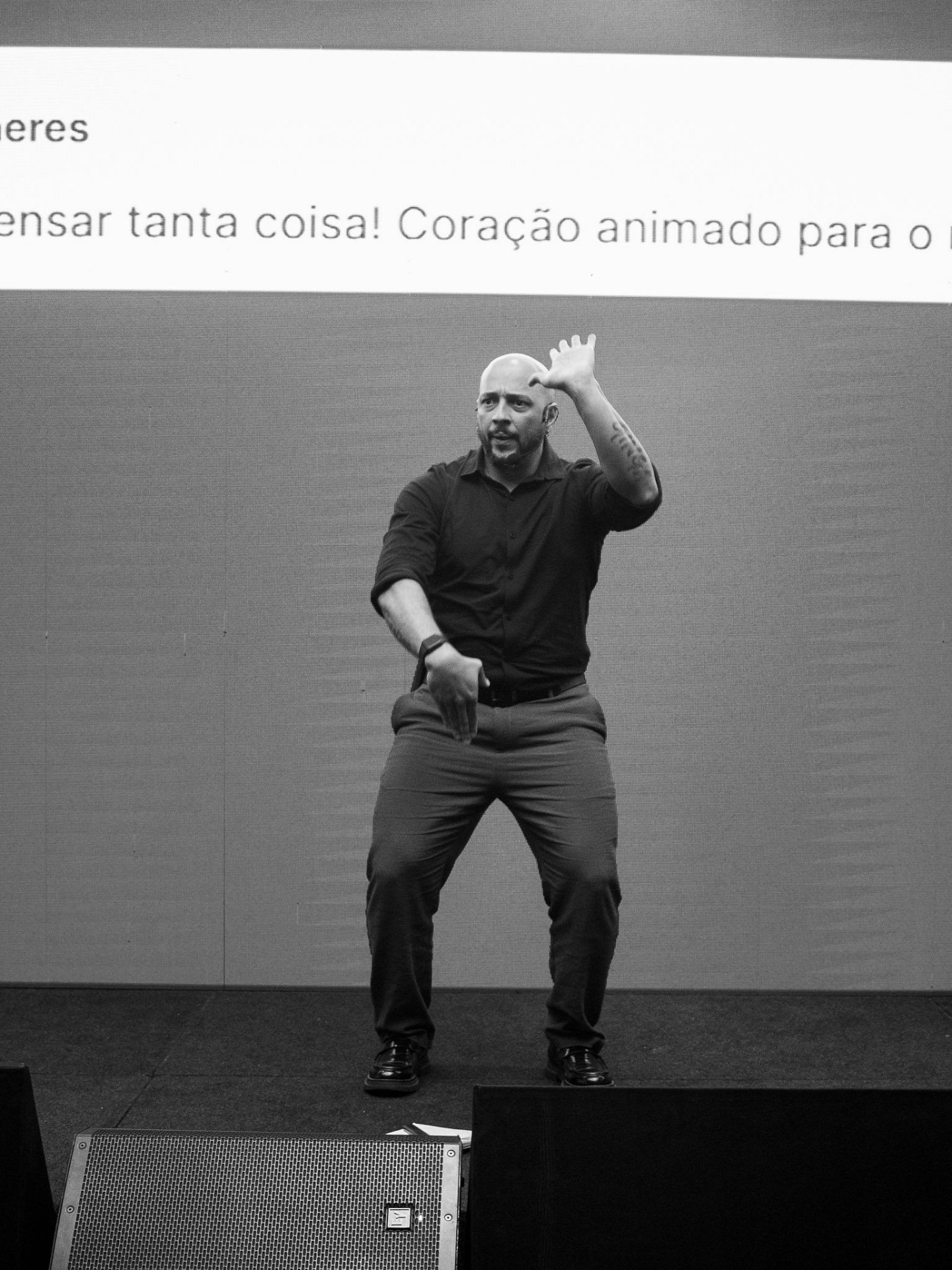 Lucas Veríssimo conduzindo evento corporativo no palco